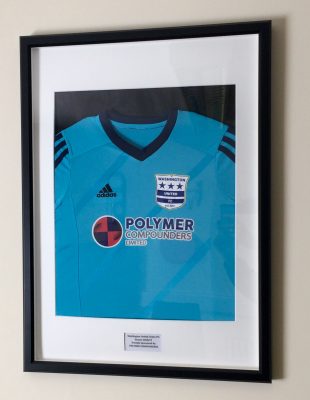 Washington United moins de 10 ans promu! -white and black rectangle photo frame with blue football shirt.